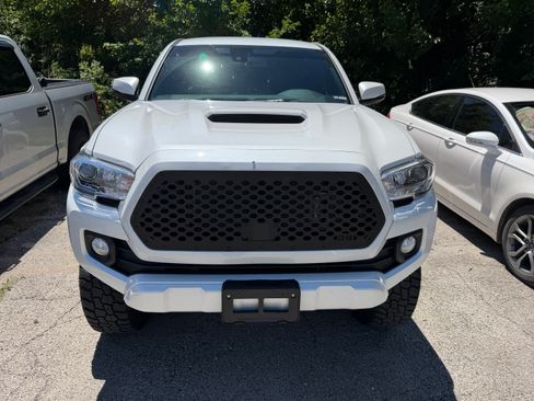 Used 2022 Toyota Tacoma TRD Sport w/ Technology Package AWD/4WD image 3