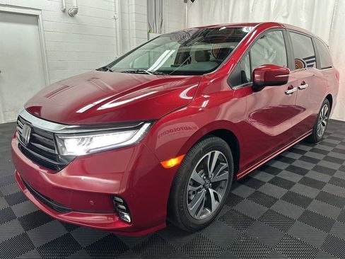 Used 2024 Honda Odyssey Touring image 2