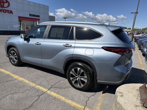 Used 2023 Toyota Highlander XLE AWD/4WD image 5