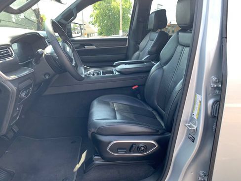 Used 2023 Jeep Wagoneer L Series II AWD/4WD image 12