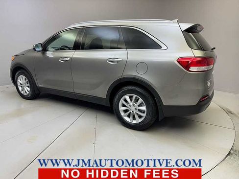 Used 2017 Kia Sorento AWD w/ LX Convenience Package image 3
