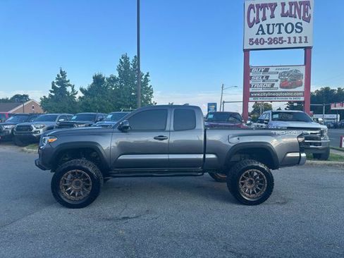 Used 2017 Toyota Tacoma TRD Off-Road w/ Tow Package AWD/4WD image 8