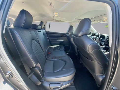 Used 2022 Toyota Highlander XLE AWD/4WD image 17