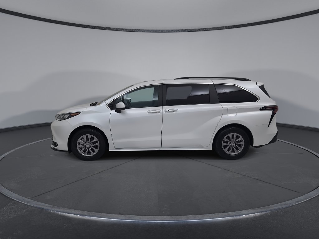Used 2025 Toyota Sienna XLE FWD image 11
