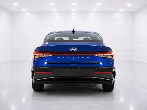 Used 2025 Hyundai Elantra SEL FWD image 4