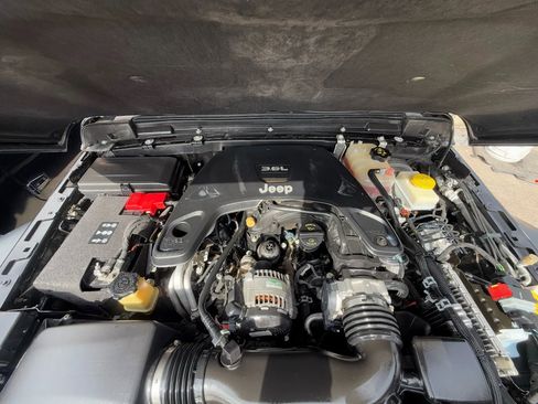 Used 2018 Jeep Wrangler Unlimited Sport S AWD/4WD image 32