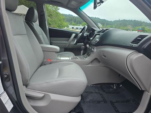 Used 2011 Toyota Highlander SE w/ Tow Pkg AWD/4WD image 16