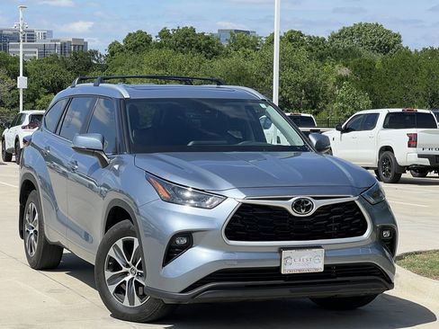 Used 2024 Toyota Highlander XLE FWD image 2