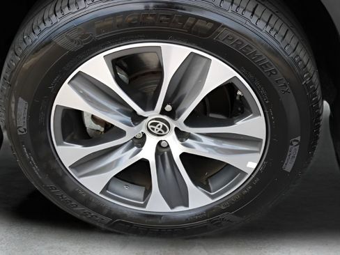 Used 2023 Toyota Highlander XLE AWD/4WD image 2