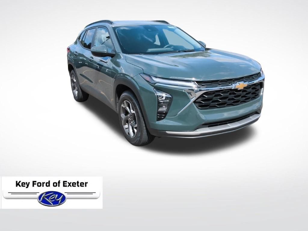 Used 2025 Chevrolet Trax LT FWD image 1