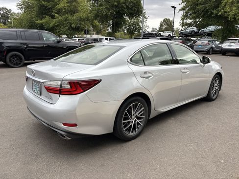 Used 2016 Lexus ES 350 w/ Premium Package w/Wood Trim FWD image 4