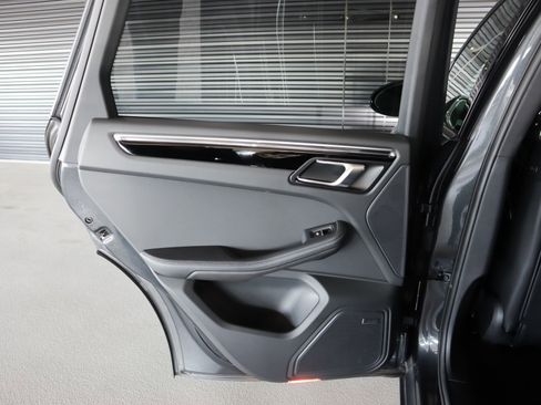 Used 2025 Porsche Macan image 26