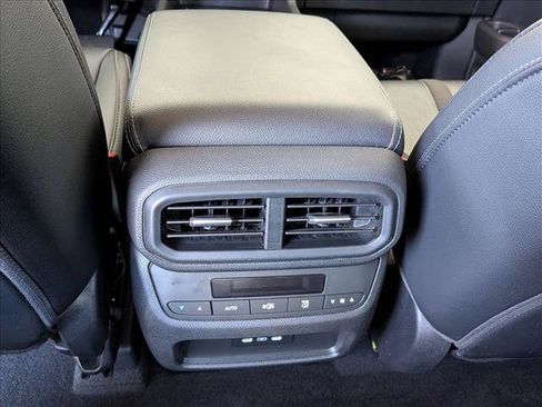Used 2025 Honda Pilot Touring image 19