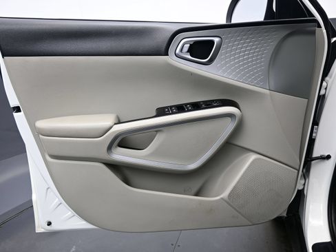 Used 2021 Kia Soul LX FWD image 9