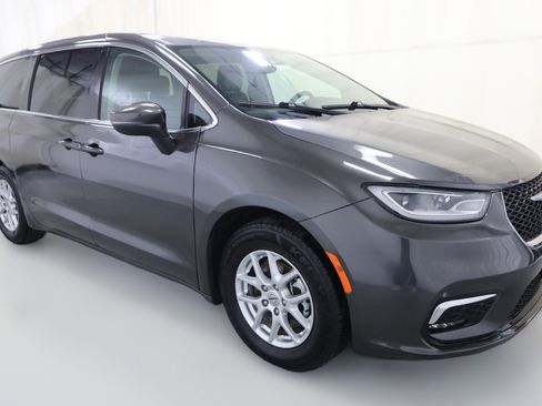 Used 2023 Chrysler Pacifica Touring-L image 3