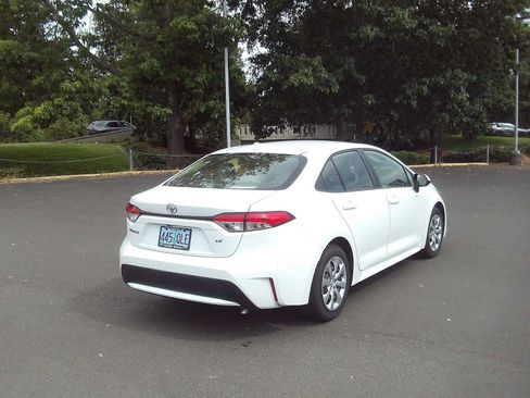 Used 2020 Toyota Corolla LE FWD image 5