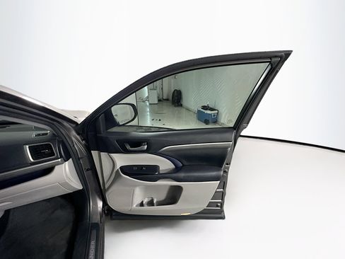 Used 2017 Toyota Highlander Limited Platinum FWD image 35