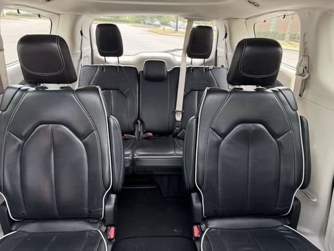 Used 2023 Chrysler Pacifica Limited FWD image 41