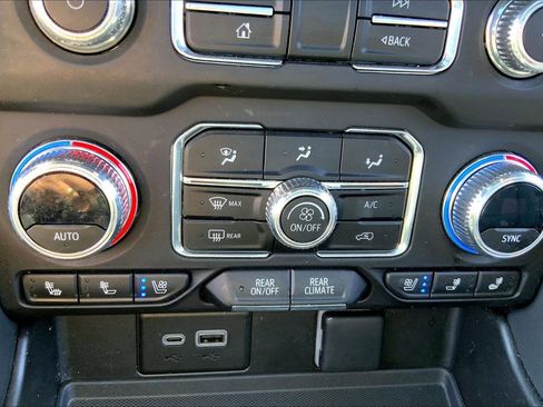Used 2023 GMC Yukon SLT w/ SLT Premium Package AWD/4WD image 34