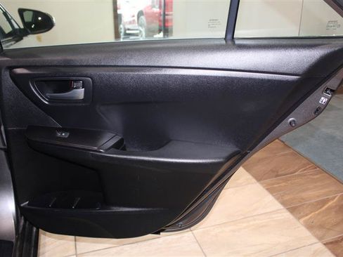 Used 2016 Toyota Camry SE FWD image 30