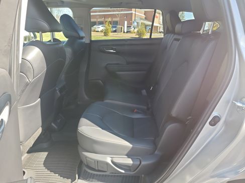 Certified 2025 Toyota Highlander XLE image 28