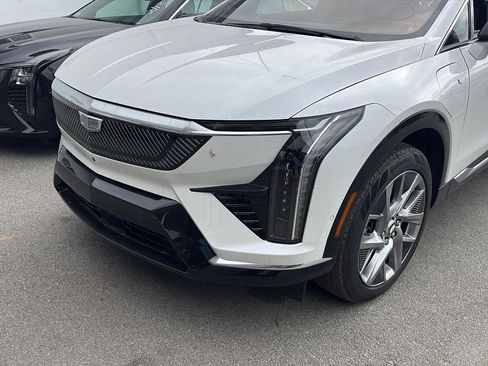 Used 2025 Cadillac Optiq Luxury 1 image 6