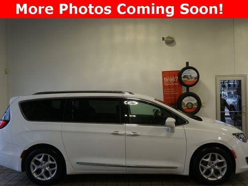 Used 2018 Chrysler Pacifica Touring-L w/ Tire & Wheel Group image 2