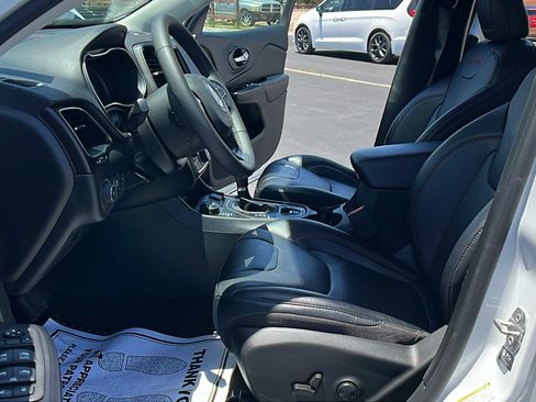 Used 2022 Jeep Cherokee Trailhawk w/ Premium Leather Package AWD/4WD image 17