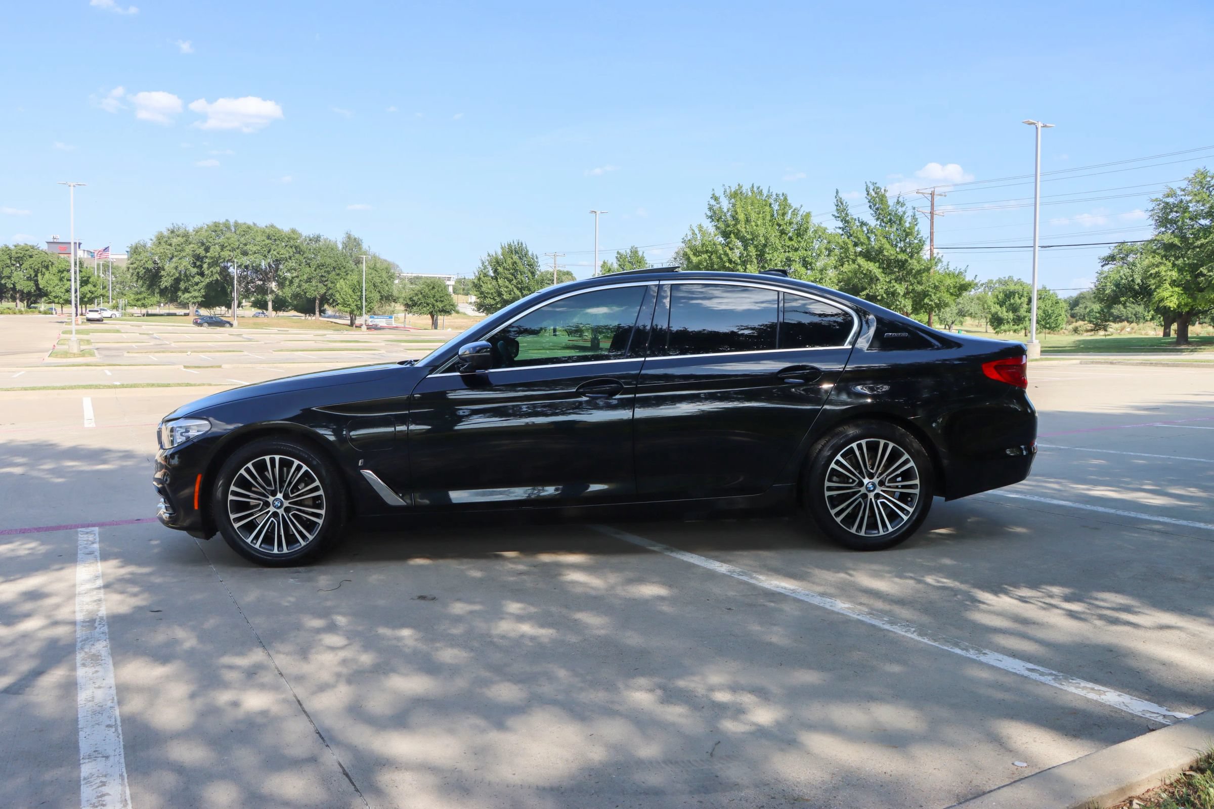 Used 2019 BMW 530e w/ Convenience Package RWD image 4