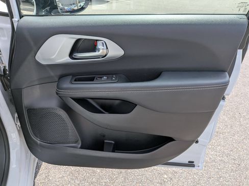 Used 2025 Chrysler Pacifica Limited FWD image 34