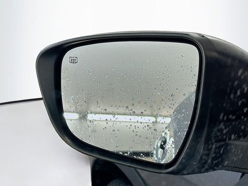 Used 2017 Nissan Rogue SV w/ SV Premium Package image 16