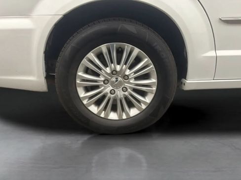 Used 2016 Chrysler Town & Country Limited FWD image 27