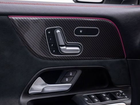 Used 2022 Mercedes-Benz GLB 250 4MATIC image 13