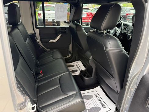 Used 2016 Jeep Wrangler Unlimited Sahara w/ Connectivity Group AWD/4WD image 18
