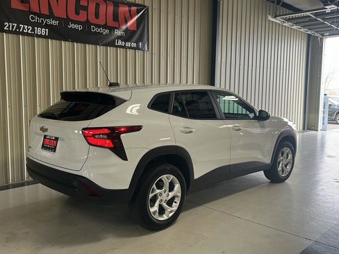 Used 2025 Chevrolet Trax LS w/ LS Convenience Package FWD image 28