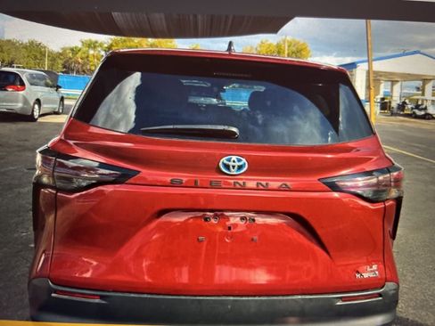 Used 2024 Toyota Sienna LE image 5