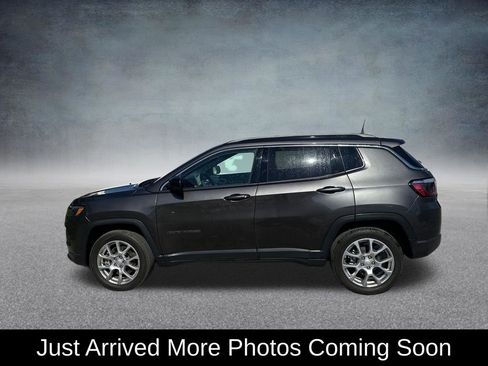 Used 2023 Jeep Compass Latitude AWD/4WD image 2