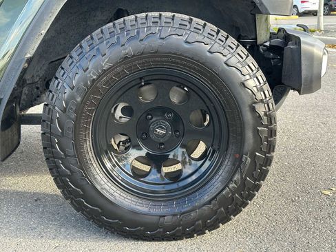 Used 2022 Jeep Gladiator Sport image 9