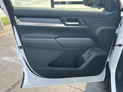Used 2025 GMC Terrain Elevation w/ Elevation Premium Package FWD image 11