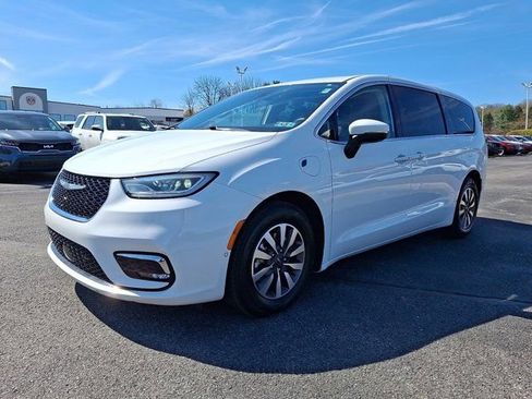 Used 2023 Chrysler Pacifica Touring-L image 3