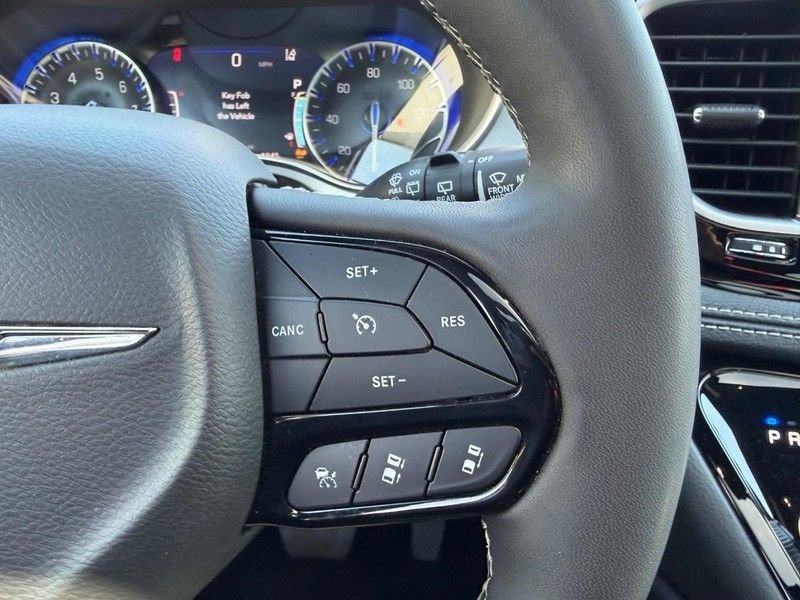 Used 2025 Chrysler Pacifica Limited FWD image 15