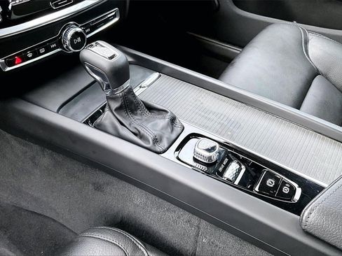 Used 2020 Volvo V60 T5 Cross Country image 17