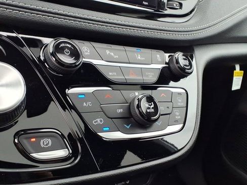 New 2027 Chrysler Pacifica Select FWD image 9