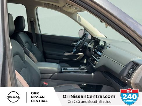 Used 2025 Nissan Pathfinder Platinum AWD/4WD image 11