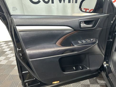 Used 2017 Toyota Highlander XLE image 21