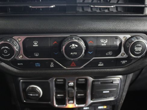 Used 2024 Jeep Wrangler Unlimited image 15