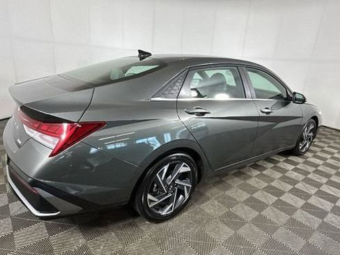 Used 2025 Hyundai Elantra Limited FWD image 3