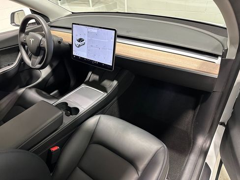 Used 2021 Tesla Model Y Long Range image 12