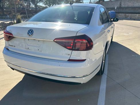 Used 2018 Volkswagen Passat 2.0T SE w/ SE Lighting Package FWD image 9