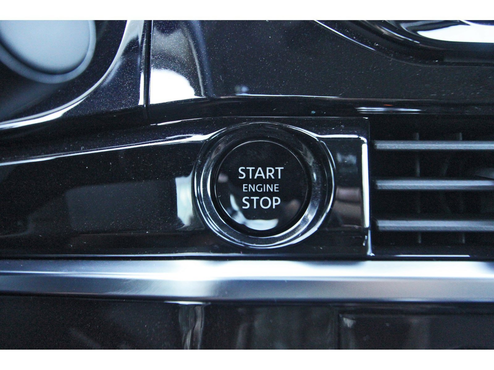 Certified 2025 Nissan Pathfinder SV w/ SV Premium Package FWD image 30
